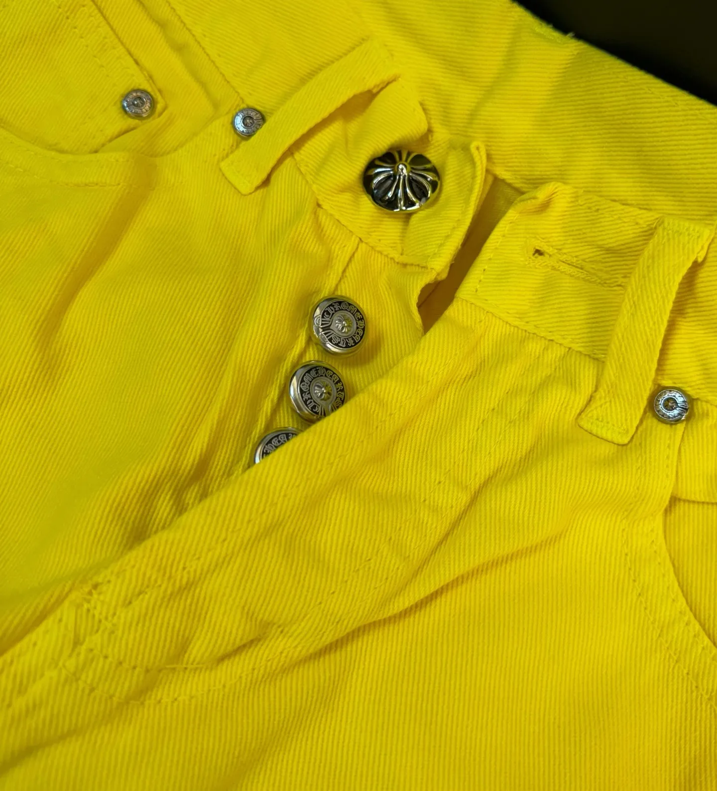 🅿️310 Style number: D255 Chrome Hearts CH Chrome Hearts The same jeans as Fan Bingbing’s brother Fan Chengcheng exudes uninhibited personality and unique charm. Every wear and tear is carefully designed to present a unique artistic feel. Made of imported denim fabric, which has undergone heavy industrial washing and destruction treatment, the trousers show a super cool effect on the upper body, allowing you to dominate the fashion stage.  This is more than just a pair of jeans, it is an expression of attitude. With its unique design concept and ultimate pursuit of details, Croxin breaks traditional boundaries and defines the jeans trend in the new era. The trousers are made of double-layer woven fabric and matched with customized hardware, showing an incomparably beautiful and unique style, making every wearer the focus of fashion. Imported denim fabric, super heavy-duty washed and damaged, the upper body is super cool! Customized hardware, incomparably good-looking style. The production process is difficult. Full of high-street feel. Color: lemon yellow Size: S M L